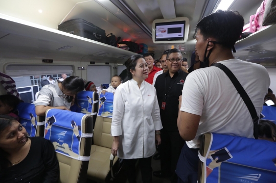 Pakai topi masinis, Puan lepas mudik gratis di Stasiun Senen