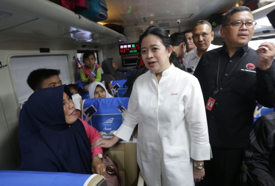 Pakai topi masinis, Puan lepas mudik gratis di Stasiun Senen