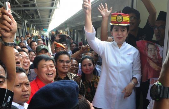 Pakai topi masinis, Puan lepas mudik gratis di Stasiun Senen