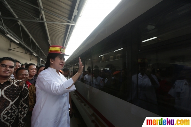 Foto : Pakai topi masinis, Puan lepas mudik gratis di 