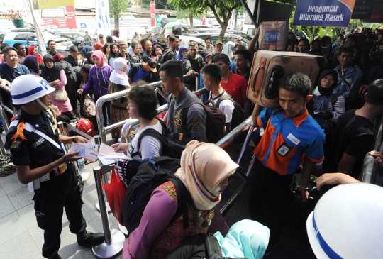 H-4 Lebaran, ribuan pemudik mulai padati Stasiun Senen