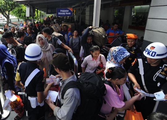 H-4 Lebaran, ribuan pemudik mulai padati Stasiun Senen