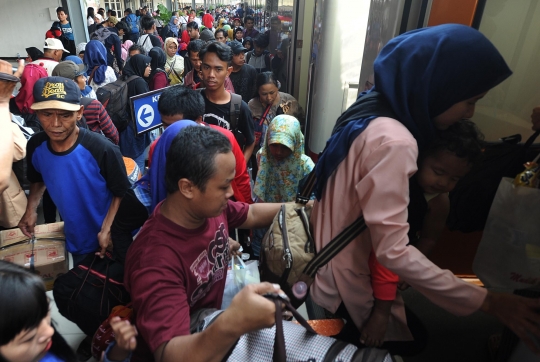 H-4 Lebaran, ribuan pemudik mulai padati Stasiun Senen