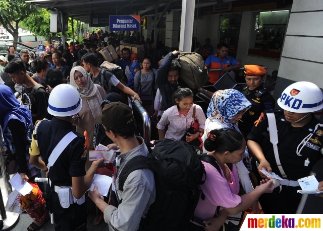 Foto : H-4 Lebaran, ribuan pemudik mulai padati Stasiun 