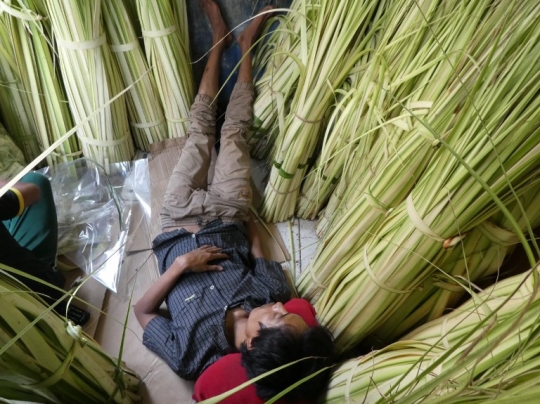 Berkah Idul Fitri bagi pedagang kulit ketupat