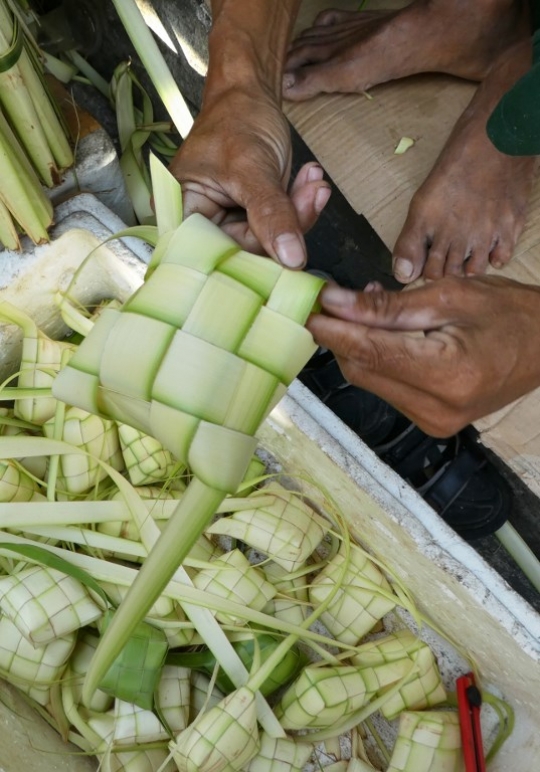 Berkah Idul Fitri bagi pedagang kulit ketupat