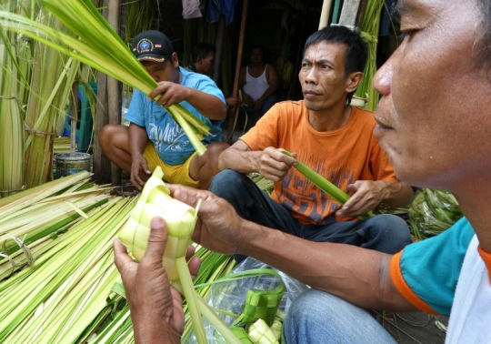 Berkah Idul Fitri bagi pedagang kulit ketupat