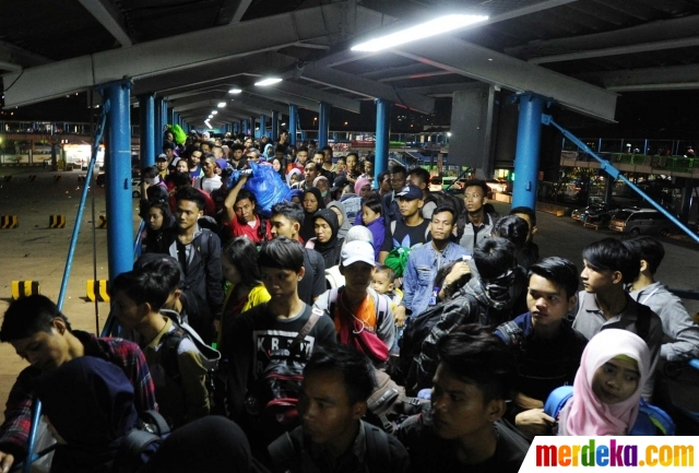 Foto : H-3 Lebaran, ribuan pemudik padati Pelabuhan Merak 