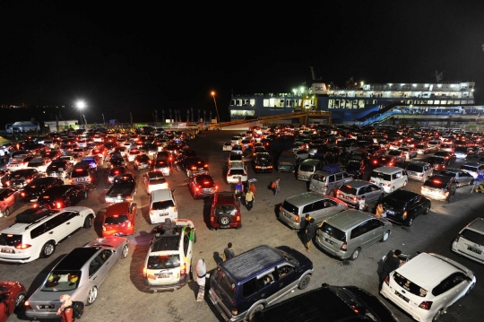 Ribuan kendaraan pemudik terus banjiri Pelabuhan Merak