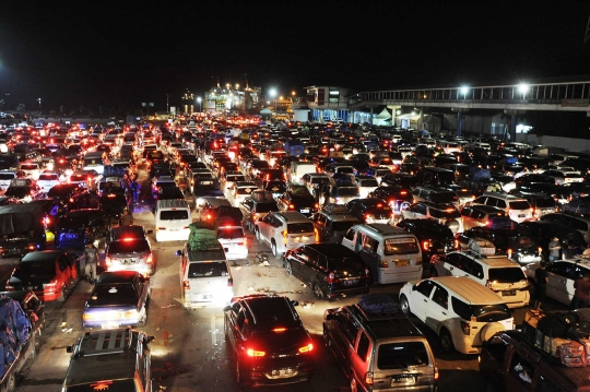 Ribuan kendaraan pemudik terus banjiri Pelabuhan Merak