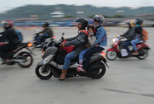 Potret pemudik sepeda motor membawa anak