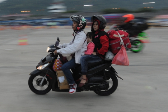 Potret pemudik sepeda motor membawa anak