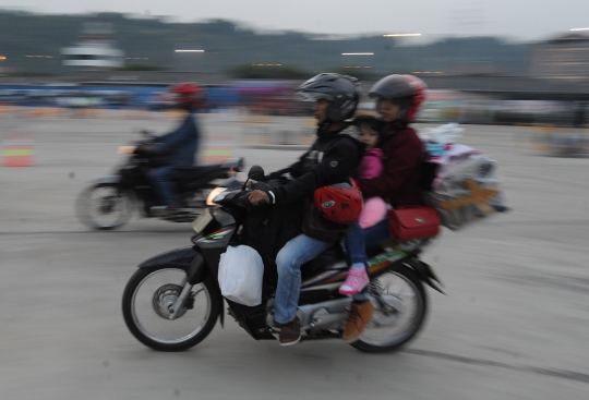 Potret pemudik sepeda motor membawa anak