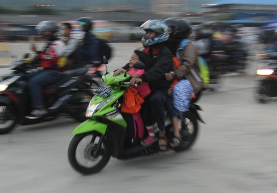 Potret pemudik sepeda motor membawa anak