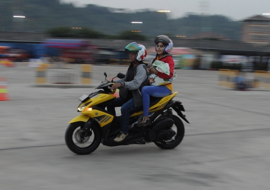 Potret pemudik sepeda motor membawa anak