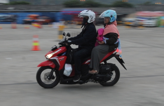 Potret pemudik sepeda motor membawa anak