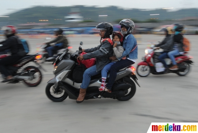 Foto Potret pemudik sepeda  motor  membawa anak  merdeka com