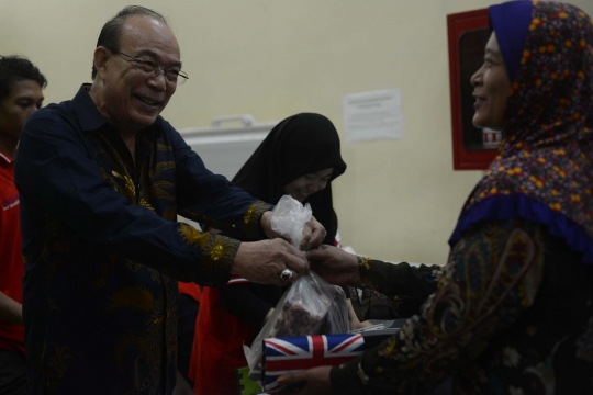 Warga antre pasar daging murah di Toko Tani Indonesia