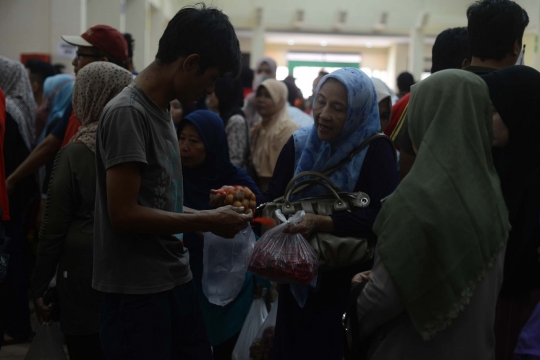 Warga antre pasar daging murah di Toko Tani Indonesia