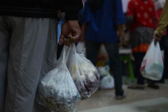 Warga antre pasar daging murah di Toko Tani Indonesia