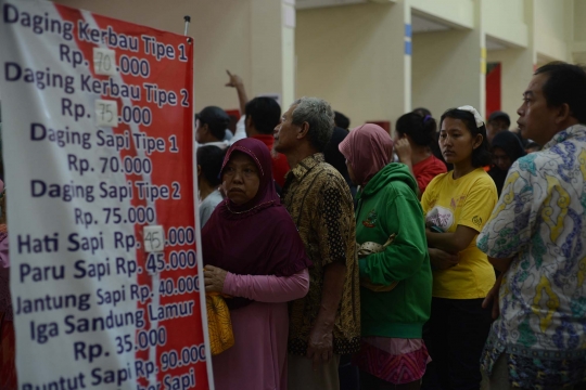 Warga antre pasar daging murah di Toko Tani Indonesia