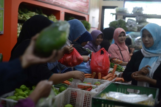 Warga antre pasar daging murah di Toko Tani Indonesia