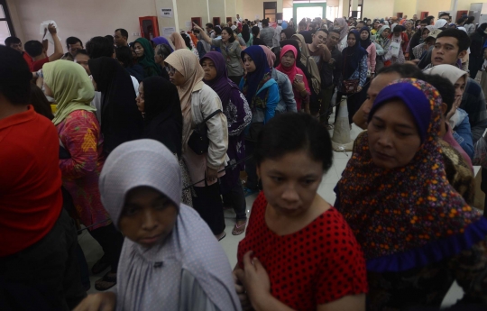 Warga antre pasar daging murah di Toko Tani Indonesia