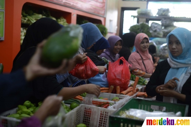 Foto : Warga antre pasar daging murah di Toko Tani 