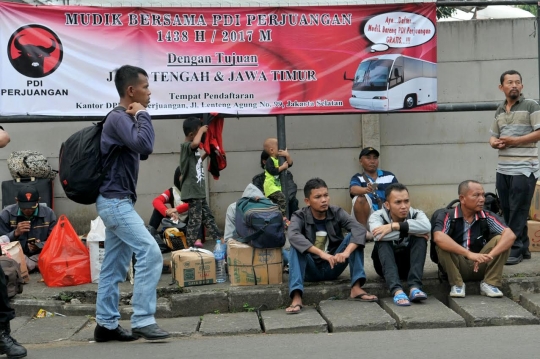 Djarot lepas mudik gratis dari kantor PDIP Lenteng Agung