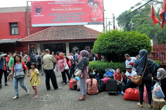 Djarot lepas mudik gratis dari kantor PDIP Lenteng Agung