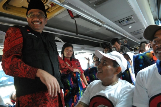 Djarot lepas mudik gratis dari kantor PDIP Lenteng Agung