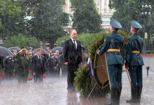 Putin hujan-hujanan hadiri peringatan invasi Nazi di Benteng Kremlin