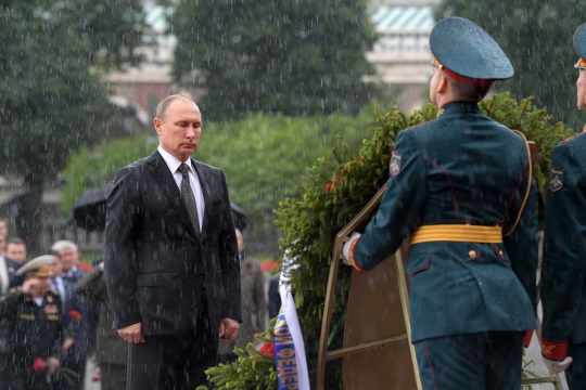 Putin hujan-hujanan hadiri peringatan invasi Nazi di Benteng Kremlin