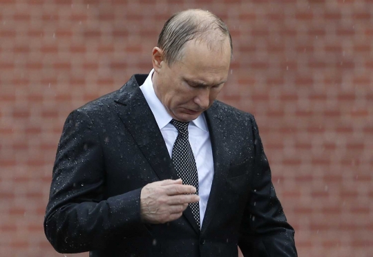 Putin hujan-hujanan hadiri peringatan invasi Nazi di Benteng Kremlin
