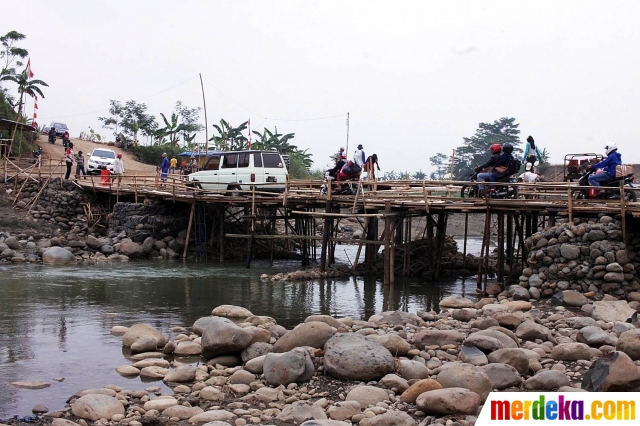 Foto : Jembatan bambu jadi andalan pemudik seberangi 