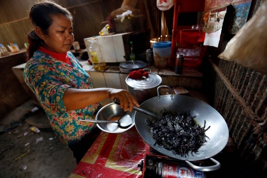 Tarantula goreng, kuliner ekstrem paling nikmat khas Kamboja