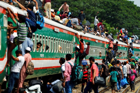 Semrawut warga Bangladesh mudik dengan kereta