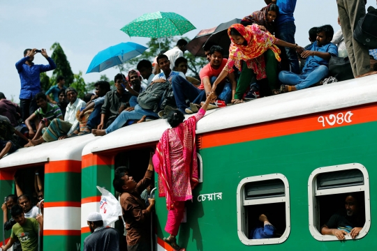 Semrawut warga Bangladesh mudik dengan kereta