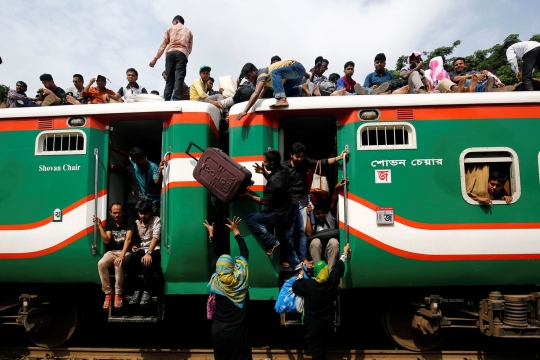 Semrawut warga Bangladesh mudik dengan kereta