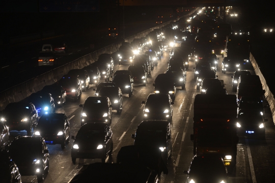 Ribuan kendaraan pemudik terjebak kemacetan di Tol Cikarang