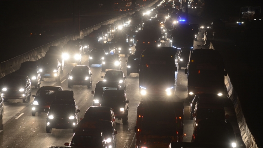 Ribuan kendaraan pemudik terjebak kemacetan di Tol Cikarang