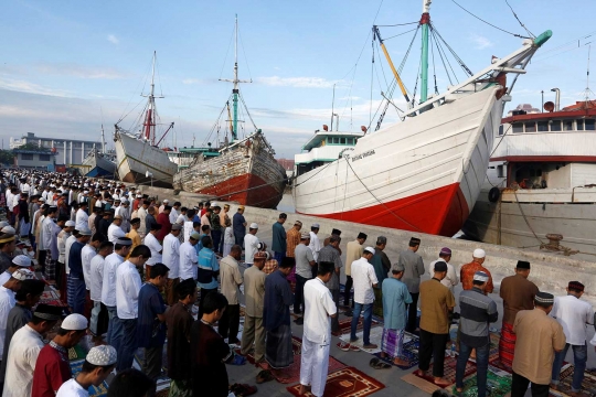 Kekhusyukan umat muslim di Asia melaksanakan salat Idul Fitri