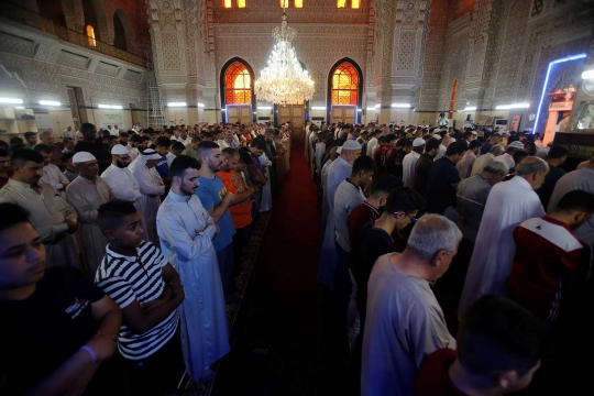 Kekhusyukan umat muslim di Asia melaksanakan salat Idul Fitri