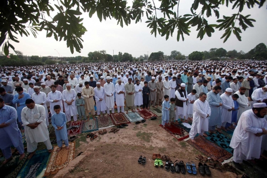 Kekhusyukan umat muslim di Asia melaksanakan salat Idul Fitri