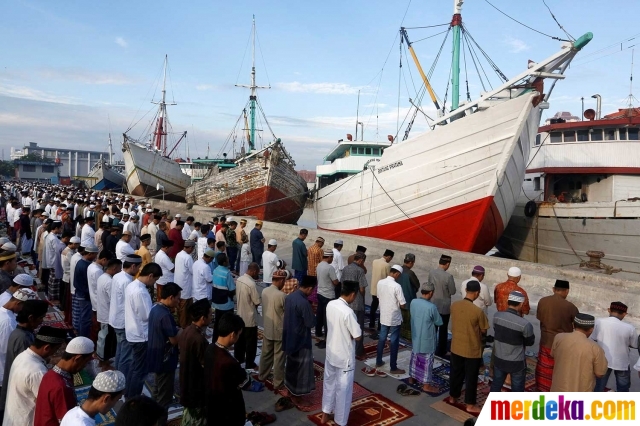 Foto : Kekhusyukan umat muslim di Asia melaksanakan salat 