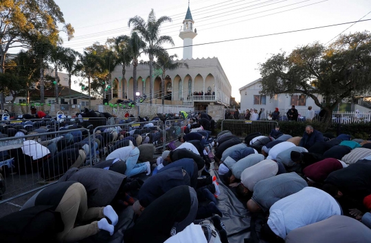 Salat Idul Fitri, umat muslim di dunia banjiri ruas jalan