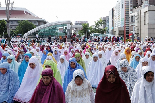 Salat Idul Fitri, umat muslim di dunia banjiri ruas jalan