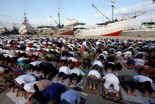 Salat Idul Fitri, umat muslim di dunia banjiri ruas jalan
