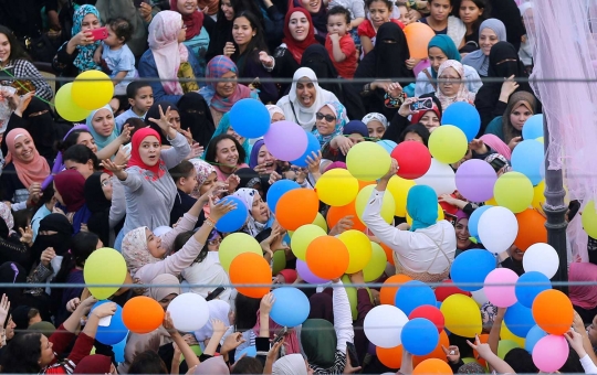 Keseruan berebut balon usai salat ied di Mesir