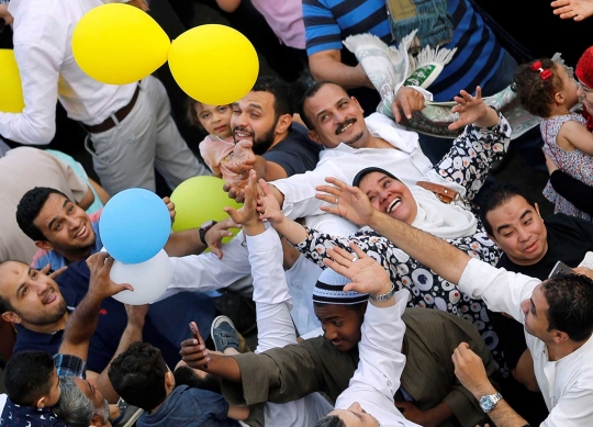 Keseruan berebut balon usai salat ied di Mesir